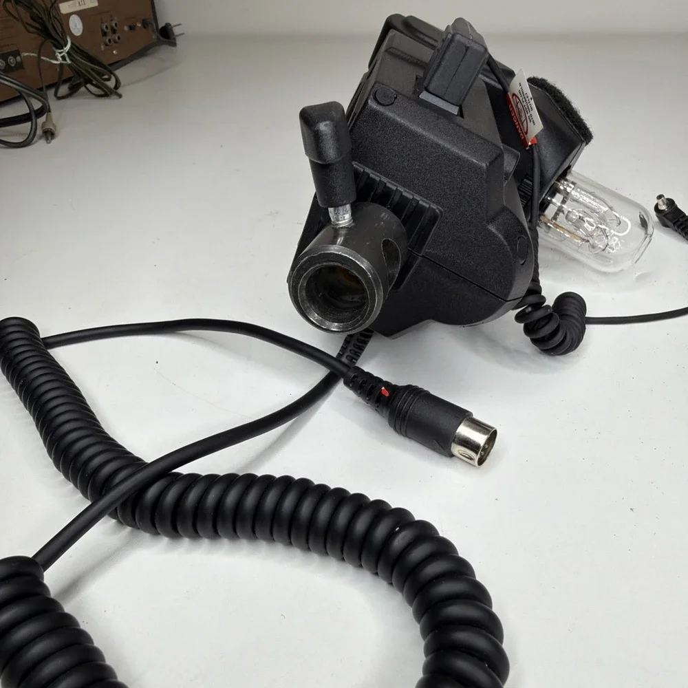 Quantum Qflash T5D-R T5dR TTL Flash for Canon Nikon and more, Powers On